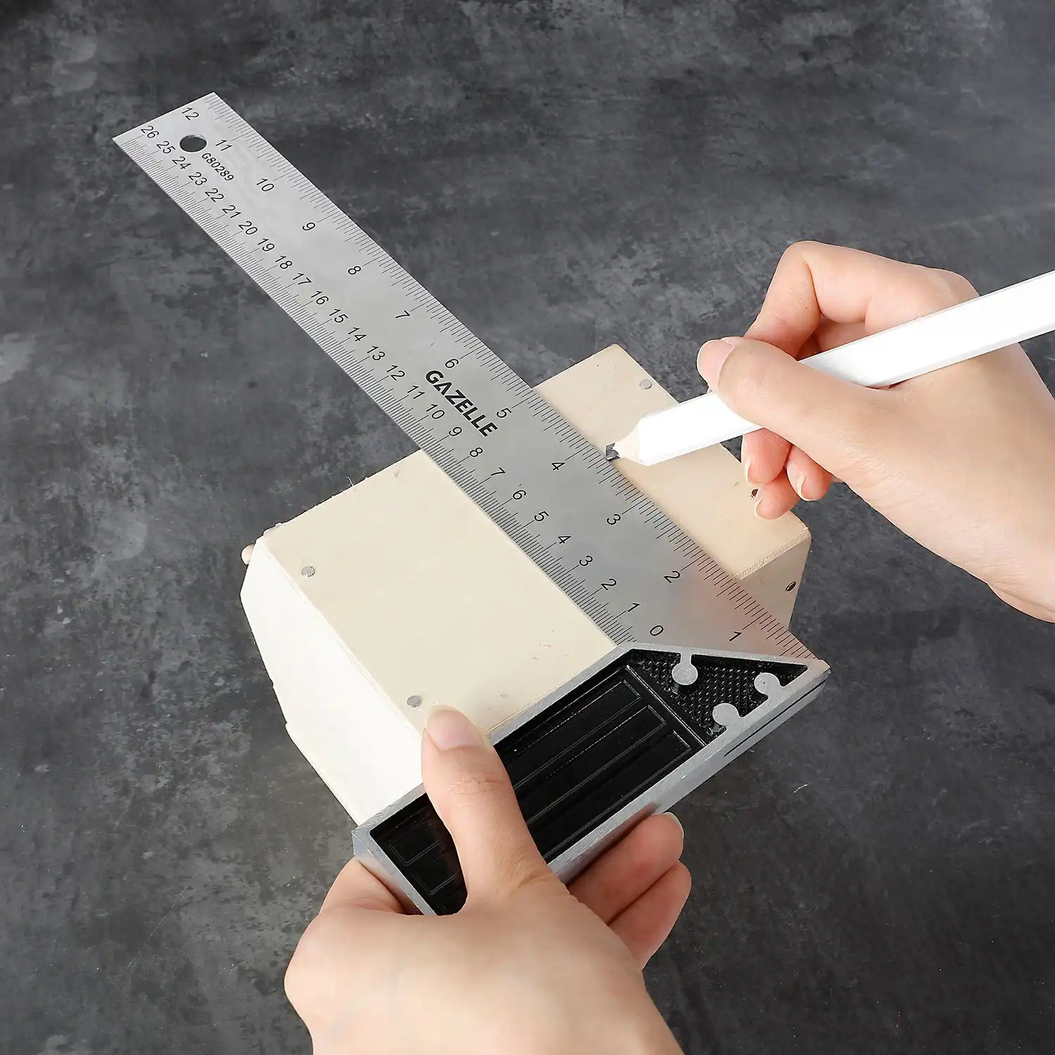G80289 12 In. Aluminum Combination Square (300mm) - Image 3